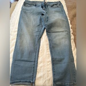 Light girlfriend fit cropped jeans